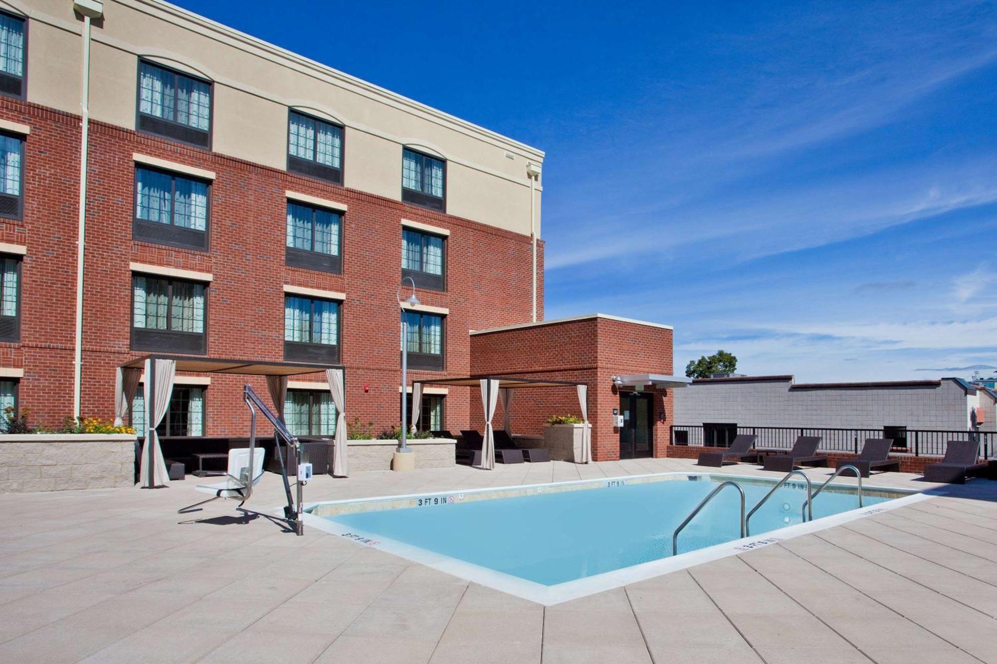 Hampton Inn & Suites Chapel Hill/Carrboro Exterior photo